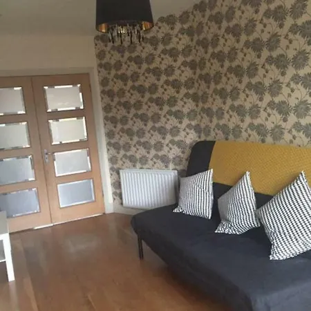 Spacious, Bright & Modern 3 Bedroom Family