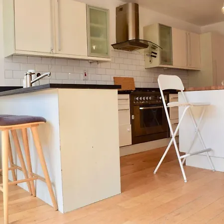 Spacious, Bright & Modern 3 Bedroom Family *