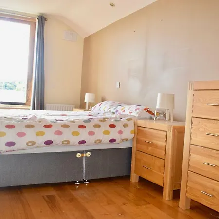 Spacious, Bright & Modern 3 Bedroom Family *