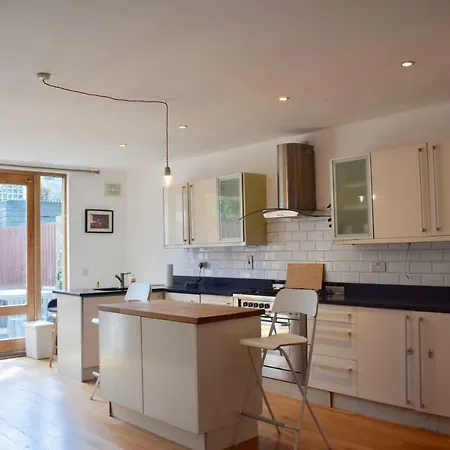 Spacious, Bright & Modern 3 Bedroom Family Holiday home Dublin