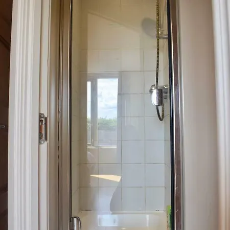 Spacious, Bright & Modern 3 Bedroom Family Holiday home *