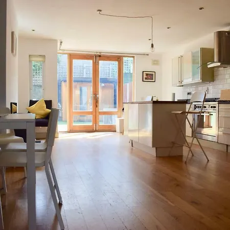 Spacious, Bright & Modern 3 Bedroom Family *