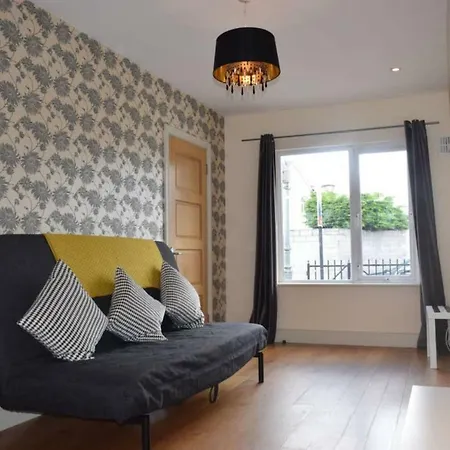 Spacious, Bright & Modern 3 Bedroom Family *